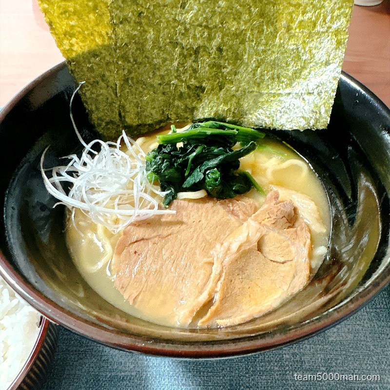 らーめん一二三家 とんこつ醤油ラーメンの完成丼を真上から