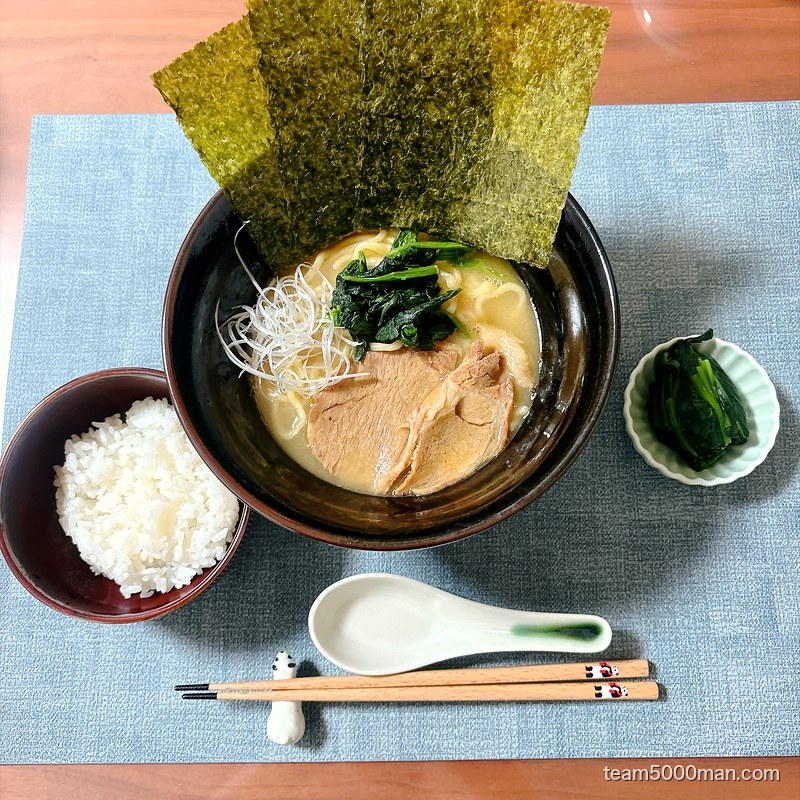 らーめん一二三家 完成丼と白米ときゅうりの食卓
