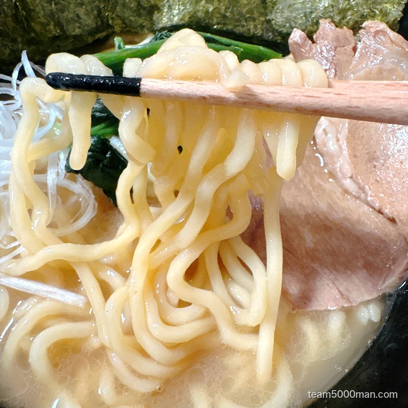 らーめん一二三家 もちもちの自家製中太麺のリフト
