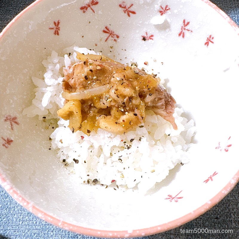 別皿にしたアブラを白飯にのせ、黒胡椒をひと振りした「脂丼」