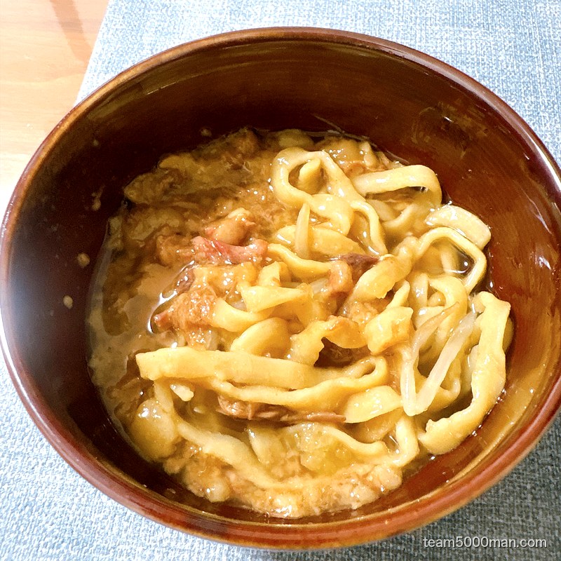 別皿のアブラに麺を入れたアレンジ