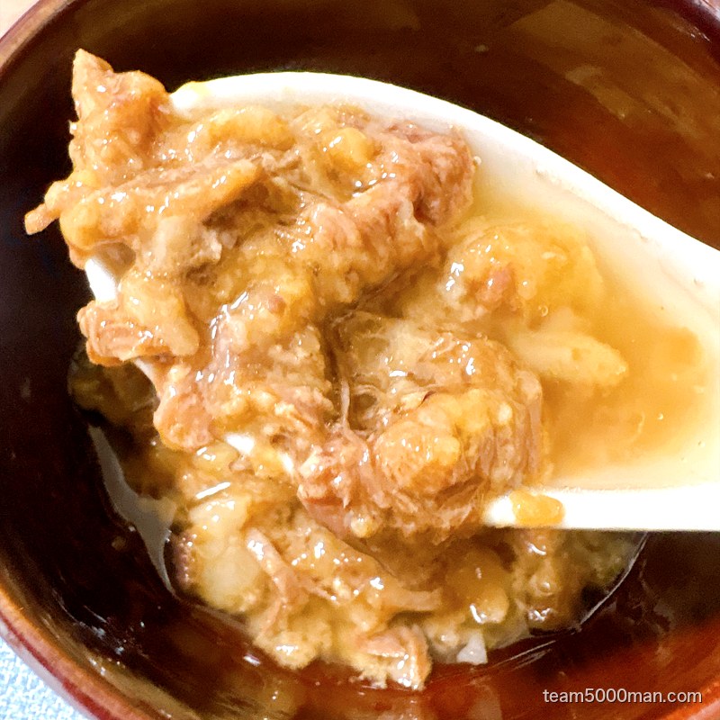 ラーメンマルキに同梱されているアブラ。豚背脂の粒がしっかり残っている
