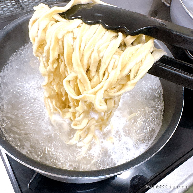 茹でているラーメンマルキの自家製オーション麺。ウェーブがかった細めの平打ち麺