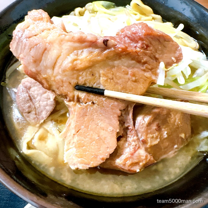 ラーメンマルキの豚を箸で持ち上げたところ。大きめにカットされている