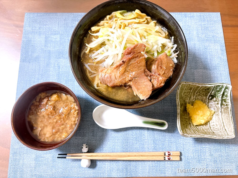 ラーメンマルキ ラーメンの完成丼。別皿のアブラと刻みにんにくを添えた
