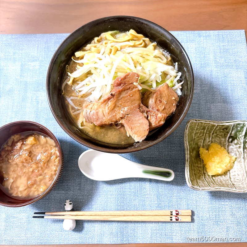 宅麺.comで取り寄せたラーメンマルキ「ラーメン」。アブラは別皿、刻みにんにくは小皿に取り分けた