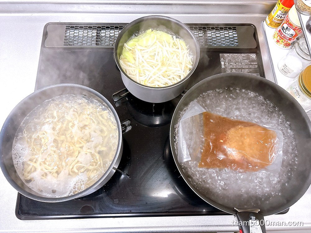 麺・ヤサイ・スープを同時に加熱。今回ヤサイは白だしを入れたお湯で茹でた