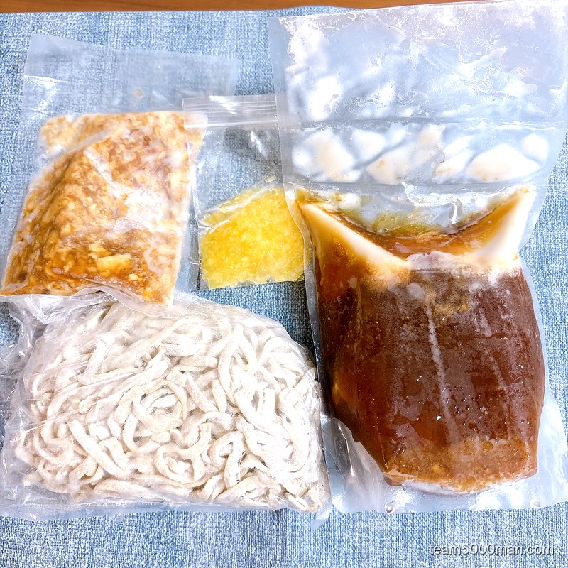 ラーメンマルキ ラーメンのセット内容。麺・具入りスープ・アブラ・刻みにんにくの4袋が入っている