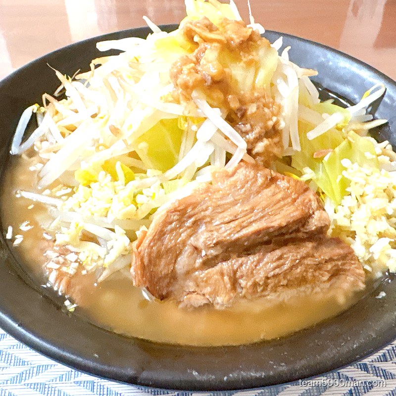 もみじ屋 ラーメン（アブラトッピング付）完成丼の俯瞰