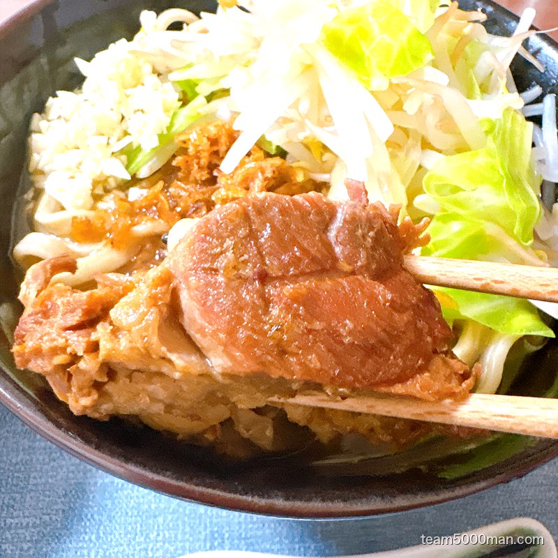 えびラーメンのチャーシューの側面。厚みがよくわかる