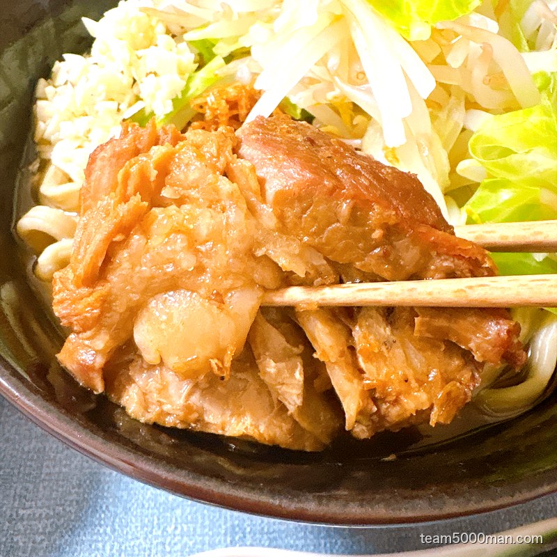 えびラーメンの極厚チャーシューを箸で持ち上げたところ
