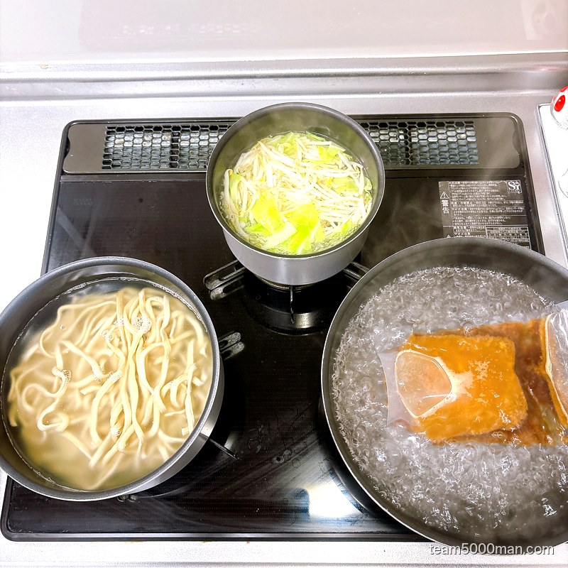 えびラーメンの調理中。麺・野菜・スープの湯せんで鍋を3つ使う