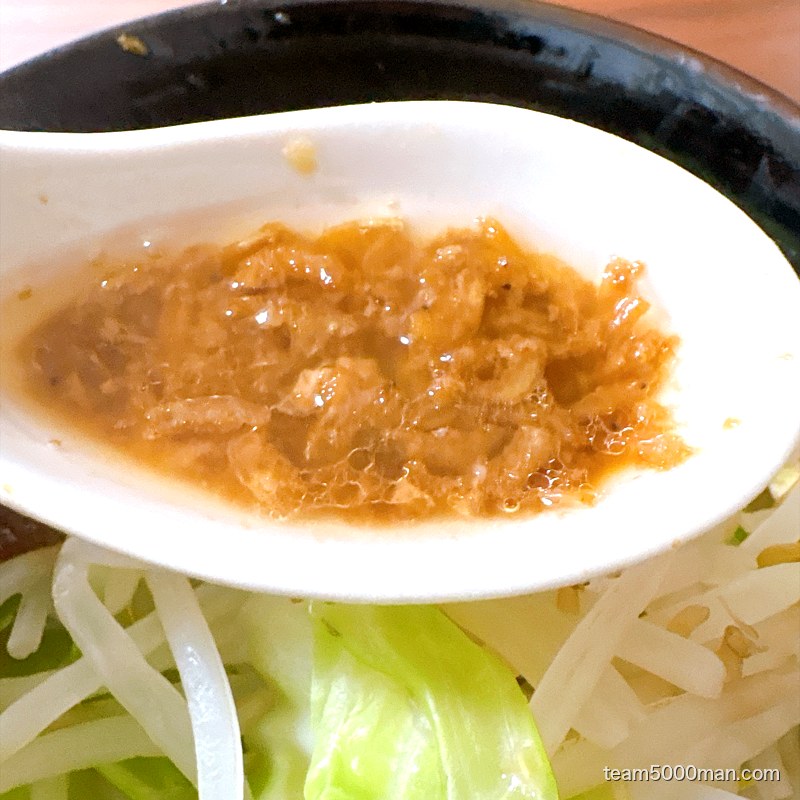 えびラーメンの干しエビをレンゲですくったところ