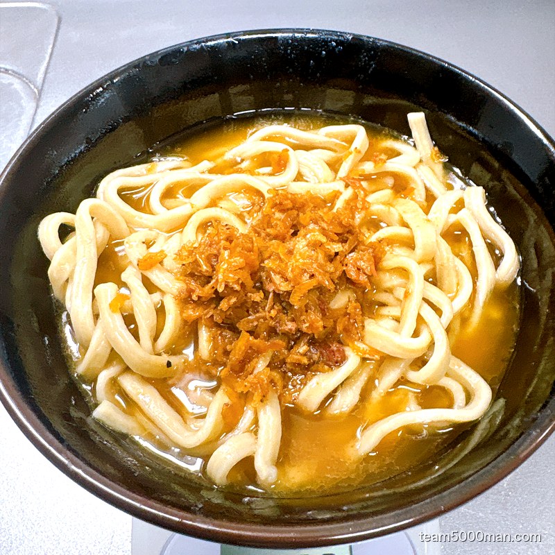 丼に盛ったえびラーメンの麺の上に、干しエビがたっぷり乗っている
