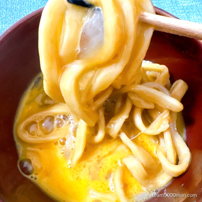 えびラーメンの麺を溶き卵に絡めたところ