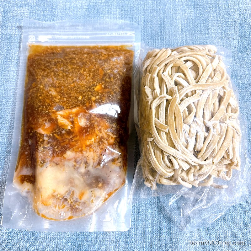 えびラーメンの同梱物。具入りスープの袋と冷凍麺の袋の2点