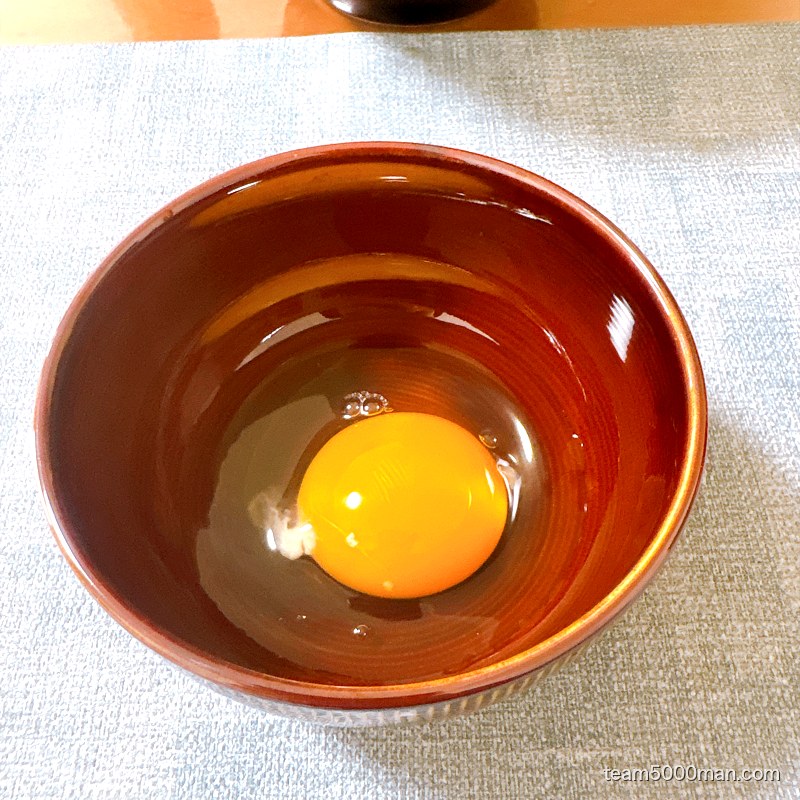 生卵を器に割ったところ