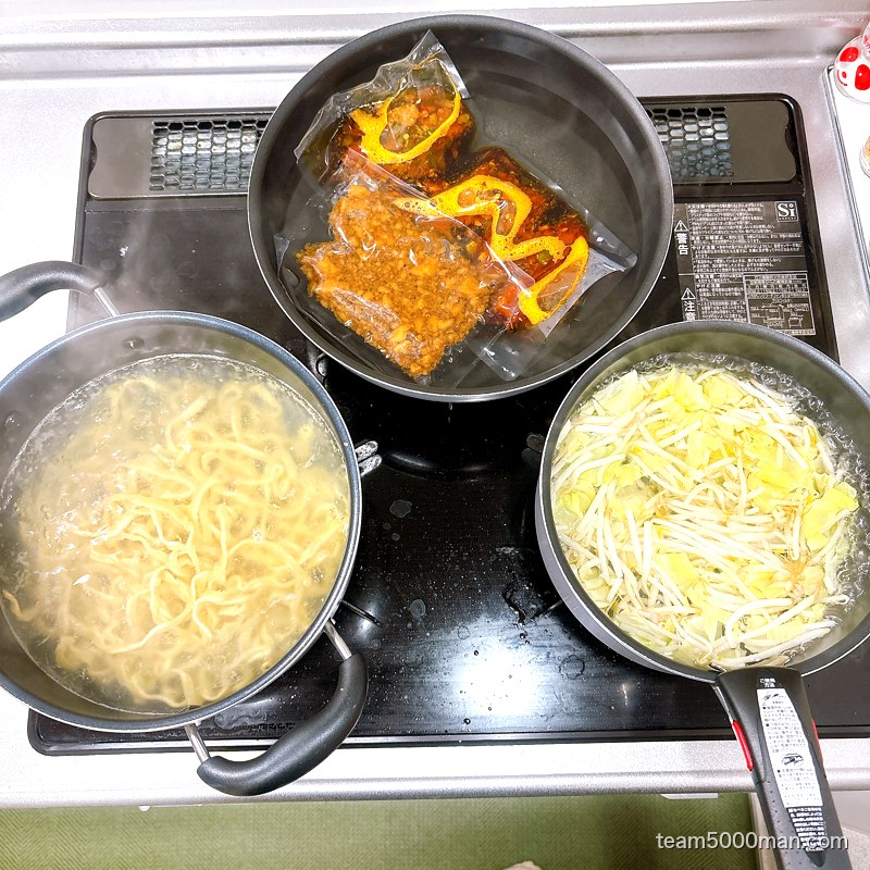 辛いスタ満ソバ 湯せん調理の様子