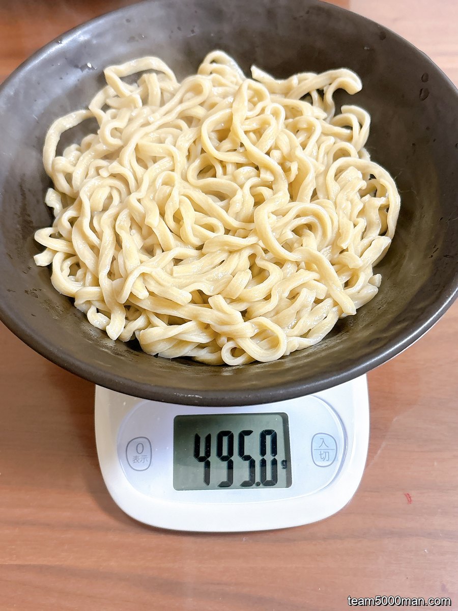 宅麺 豚星。小ラーメンの茹で後の麺を計量 495.0g