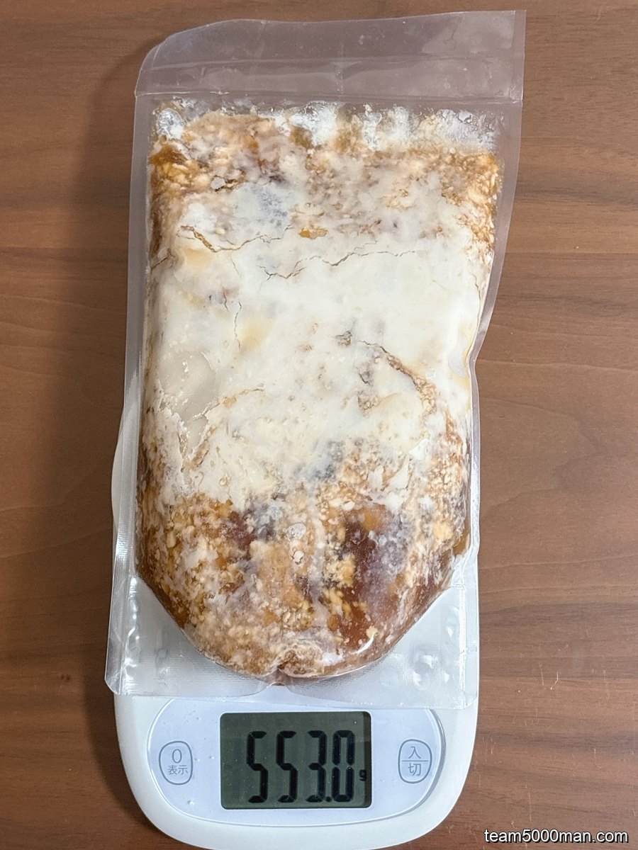 宅麺 豚星。小ラーメンの具入りスープを計量 553.0g