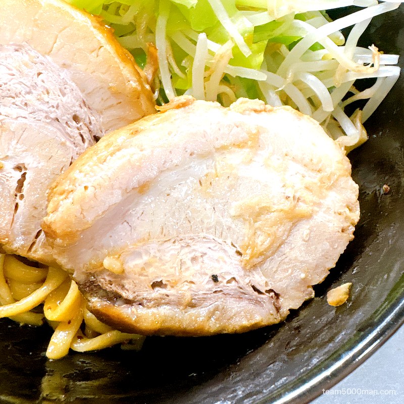 豚星。汁無し蕎麦 とろける豚バラの断面