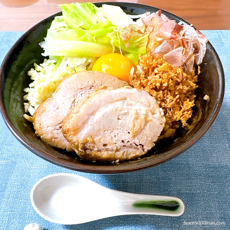 豚星。汁無し蕎麦 フライドオニオンをのせた完成丼を斜めから