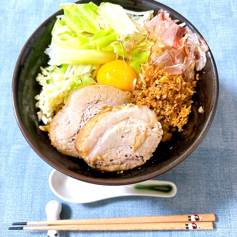 豚星。汁無し蕎麦 完成丼を真上から 極厚の豚2枚・卵黄・フライドオニオン