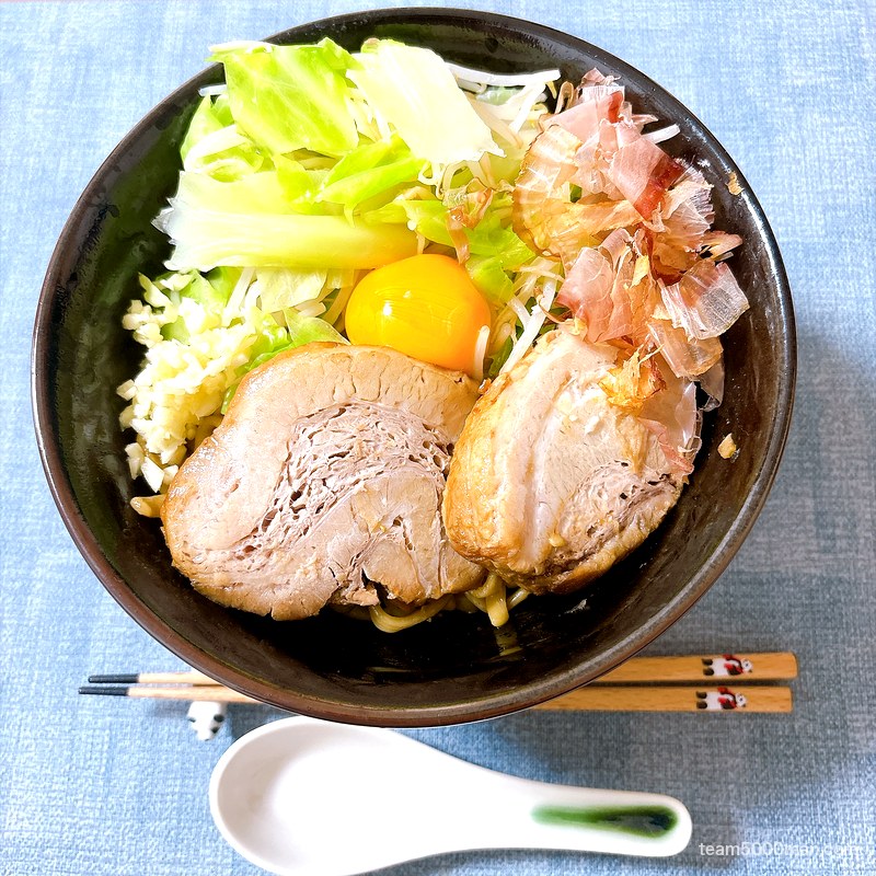 豚星。汁無し蕎麦 卵黄とかつお節をのせた完成丼