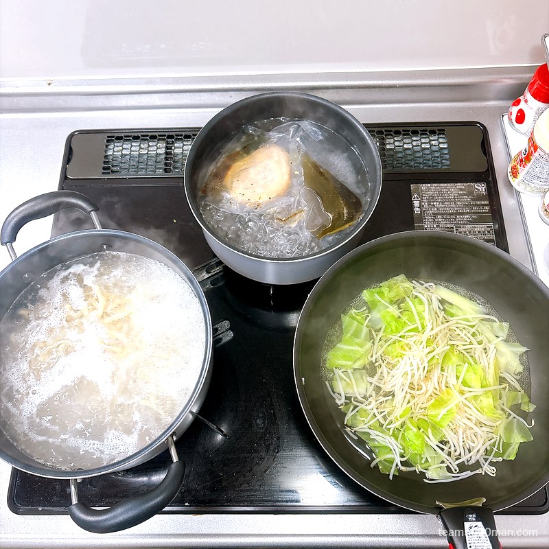 豚星。汁無し蕎麦 麺・湯煎・野菜を3つの鍋で同時に調理