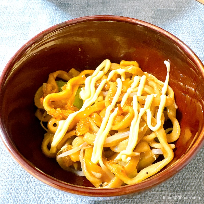豚星。汁無し蕎麦 小さい器に取り分けてマヨネーズをかけたアレンジ