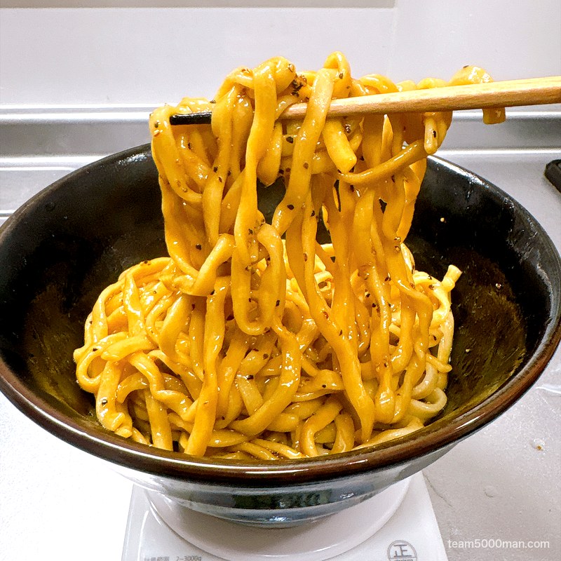 豚星。汁無し蕎麦 タレが絡んだ平打ち麺のリフト