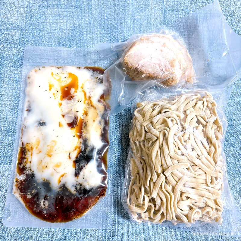 豚星。汁無し蕎麦 セット内容 タレ・豚・麺の3袋