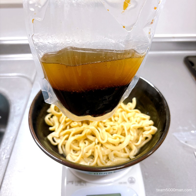 豚星。汁無し蕎麦 茹でた麺にタレをかけているところ