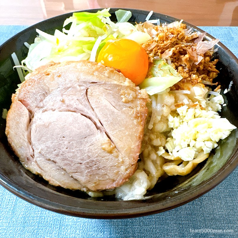 豚ノヴァ 汁なし 卵黄・フライドオニオン・鰹節・にんにくをのせた完成丼