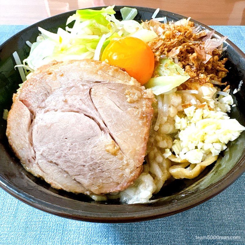 豚ノヴァ 汁なし 完成丼を横から