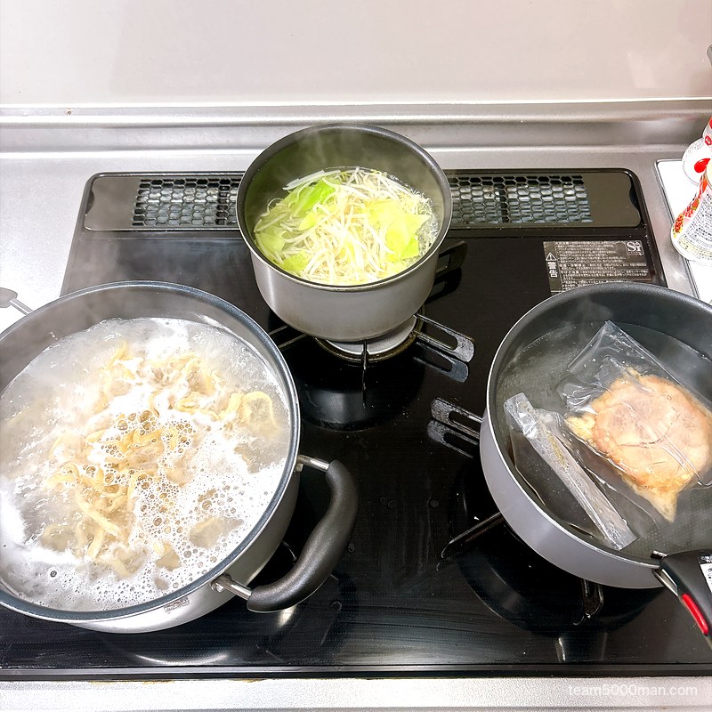 豚ノヴァ 汁なし 麺・野菜・タレを3つの鍋で同時に調理