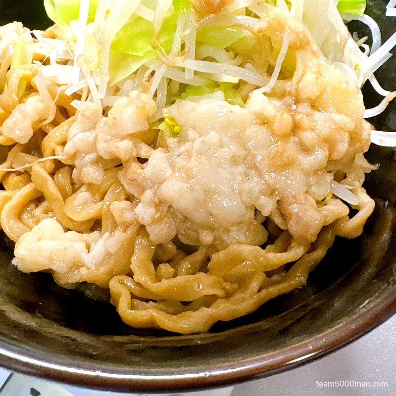 豚ノヴァ 汁なし 味付き脂をかけた麺と茹で野菜