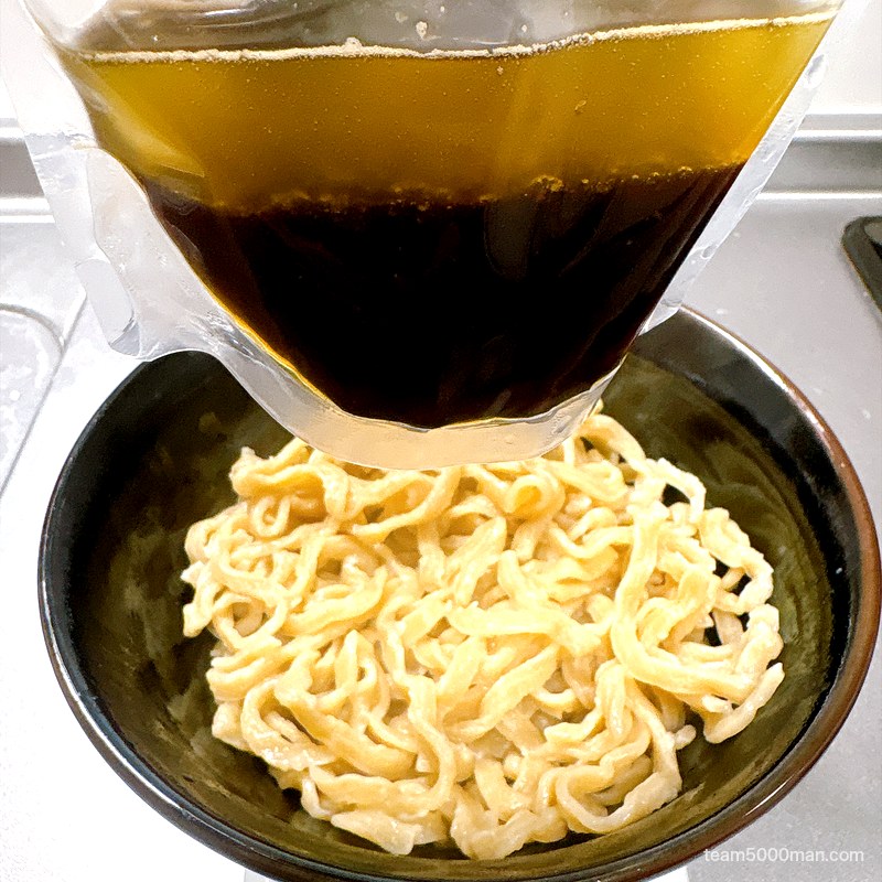 豚ノヴァ 汁なし 湯切りした麺にタレをかける