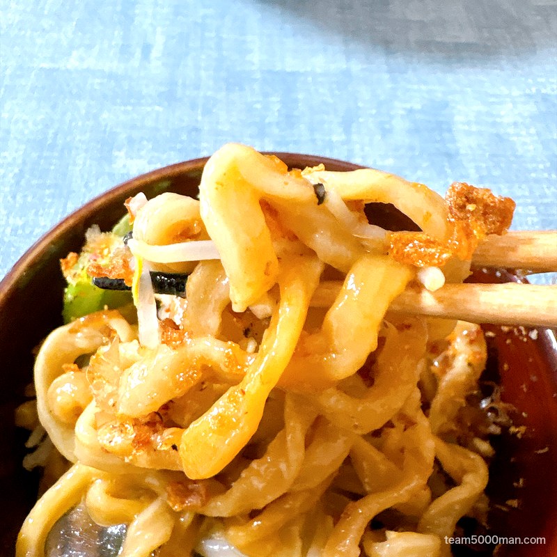 豚ノヴァ 汁なし 取り皿の麺を箸で持ち上げたところ