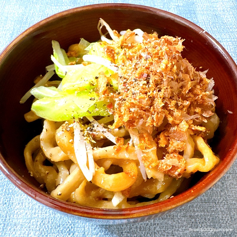 豚ノヴァ 汁なし 取り皿によそった麺と野菜