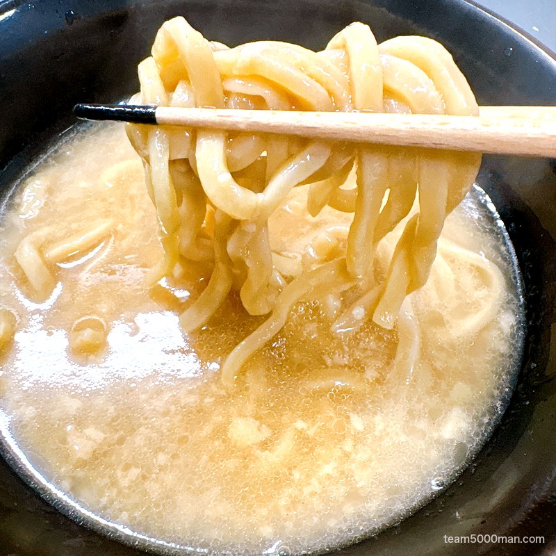 ごっつ タン二郎 ちぢれた太麺を箸で持ち上げたところ