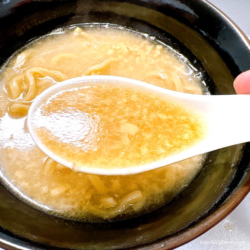 ごっつ タン二郎 背脂が浮いたスープをレンゲですくったところ