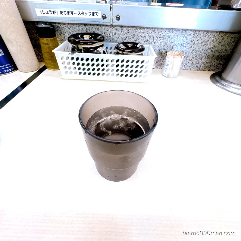 町田家 本店のカウンター席と水