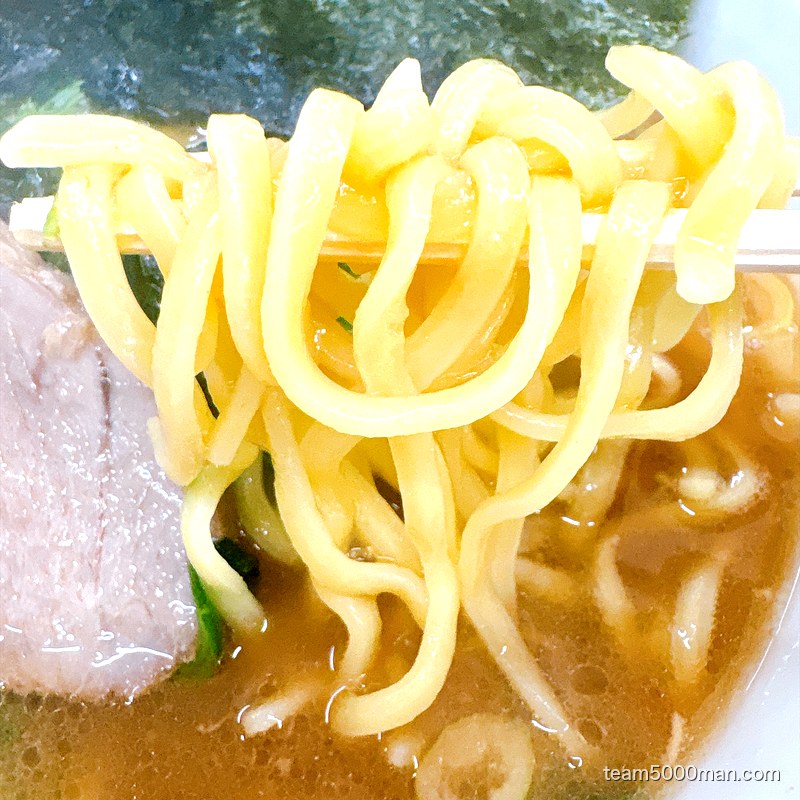 町田家 本店の麺を箸で持ち上げたところ