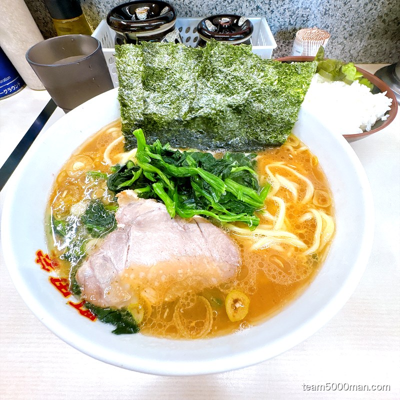 町田家 本店のラーメン 海苔3枚とほうれん草