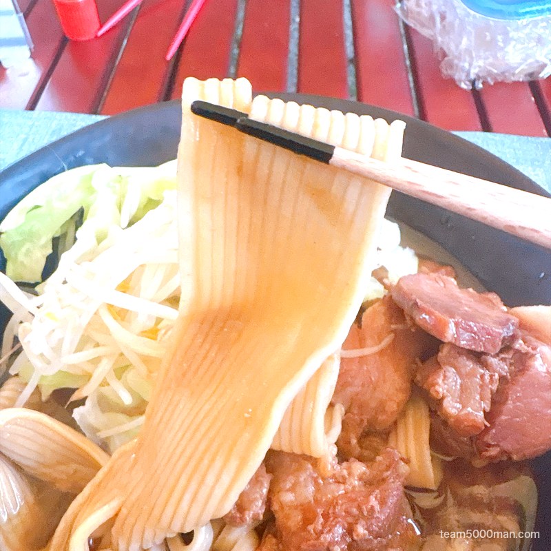 麺でる 14連麺を箸で持ち上げたところ きしめんのような幅