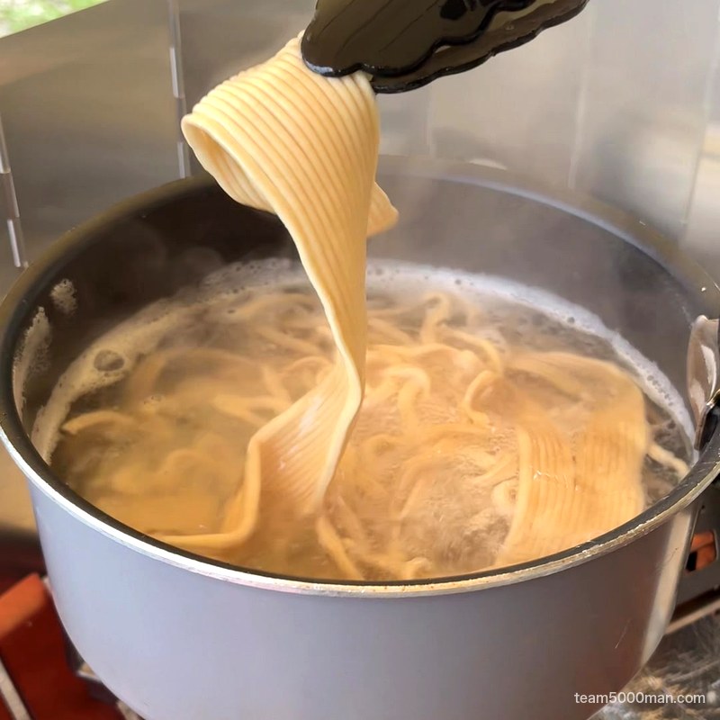 キャンプで宅麺 カセットコンロで茹でた麺でるの14連麺
