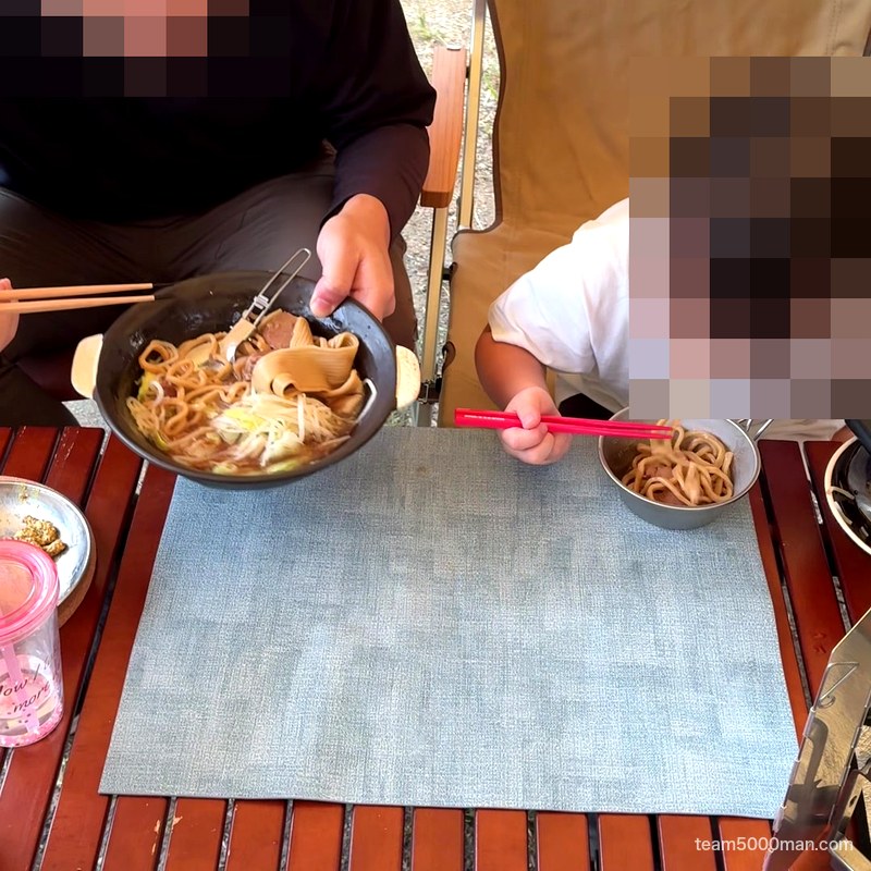 キャンプで宅麺 家族で1杯を分けて食べる（人物はモザイク）