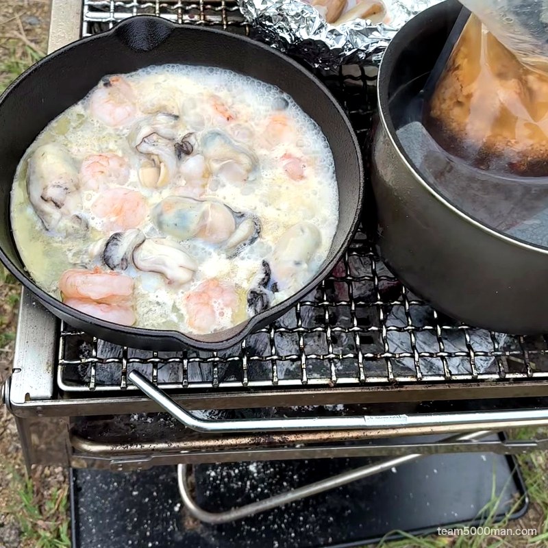 キャンプで宅麺 焚き火台でスープを湯煎する鍋とスキレット