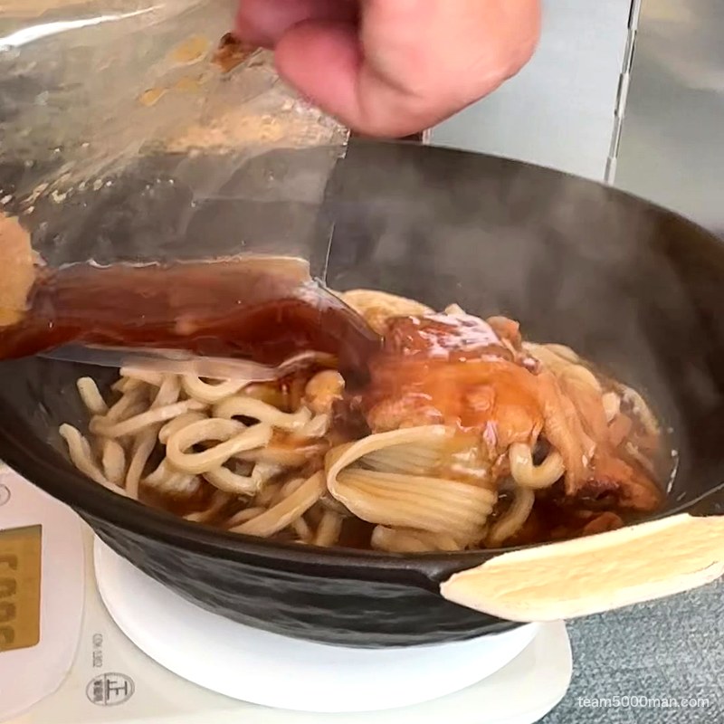 キャンプで宅麺 麺を入れた丼に湯煎したスープを注ぐ
